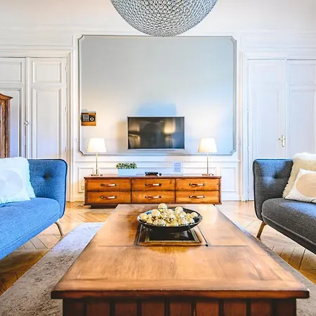 The Gorgeous Hyper Center Private Garden Appartement *