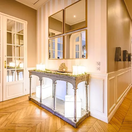 The Gorgeous Hyper Center Private Garden Appartement